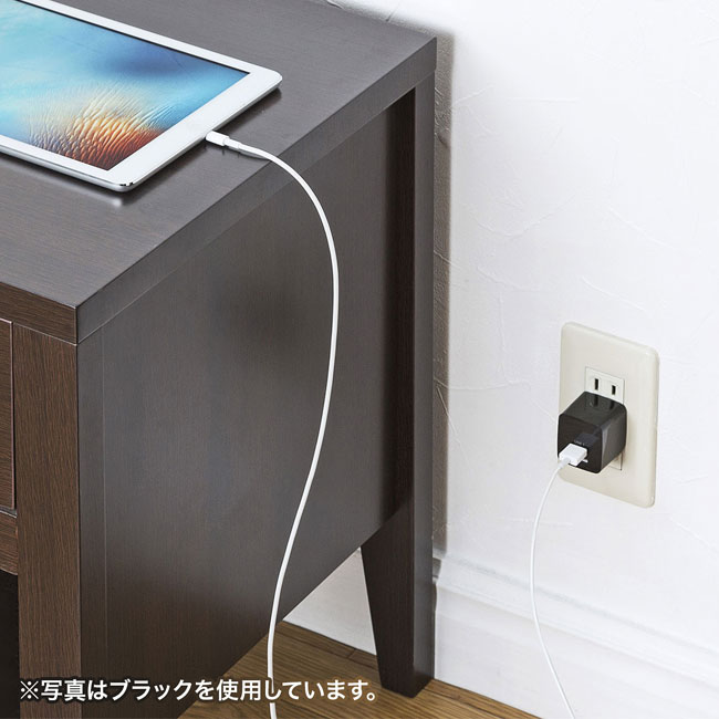 USB充電器（2ポート・合計2.4A）（ACA-IP44）使用イメージ（タブレット充電）