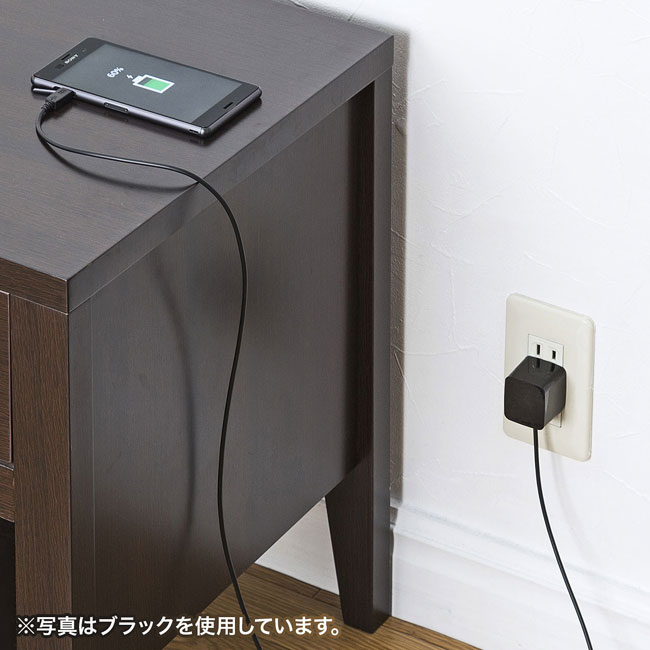 microUSBケーブル一体型AC充電器（2.1A・ホワイト）（ACA-IP45W）使用イメージ（スマホ充電）