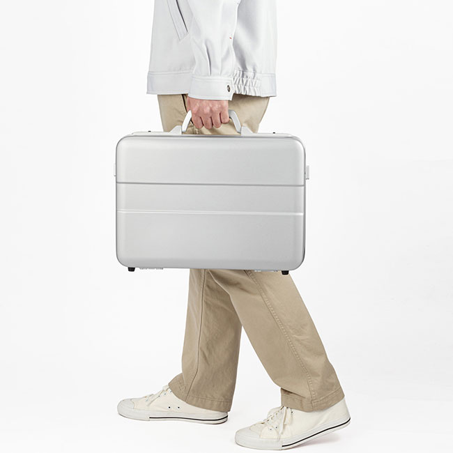 ABSハードPCケース（14インチワイド）（BAG-ABS5N2）使用イメージ（手持ち）