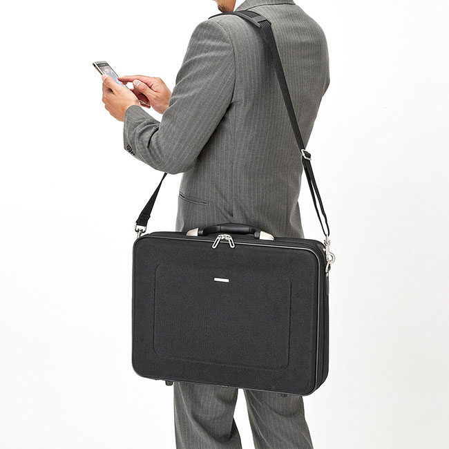 セミハードPCケース（16インチワイド・シングル・ブラック）（BAG-EVA6BKN）使用イメージ