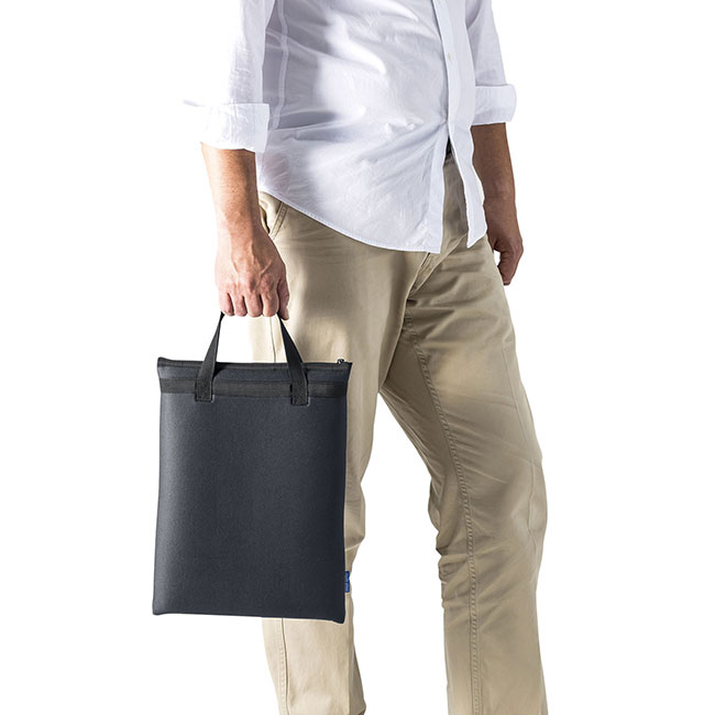 マルチクッションケース(11.6インチワイド対応・ハンドル付)（IN-C10）使用イメージ（手持ち）