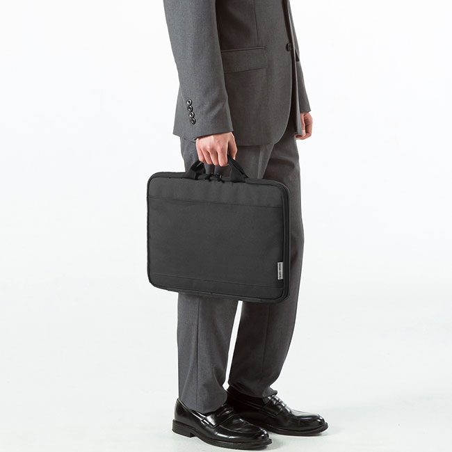 取っ手付きPCインナーケース（14インチワイド）（IN-GH14BK）使用イメージ（手持ち）