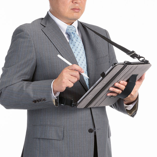 iPad Air 13インチ（M3/2025、M2/2024）用スタンド・ベルト付きケース（PDA-IPAD2112BK）使用イメージ