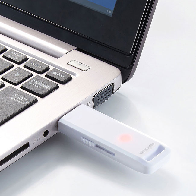 USB3.2 Gen1 メモリ 8GB（UFD-3SL8G）ノートPCに挿入（ホワイト）