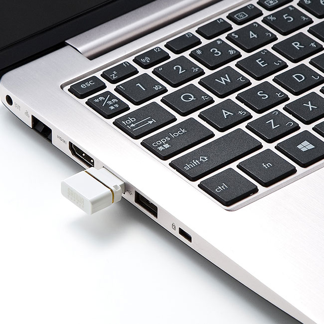 USB Type-C メモリ（64GB）（UFD-3TC64GWN）ノートPCに挿入