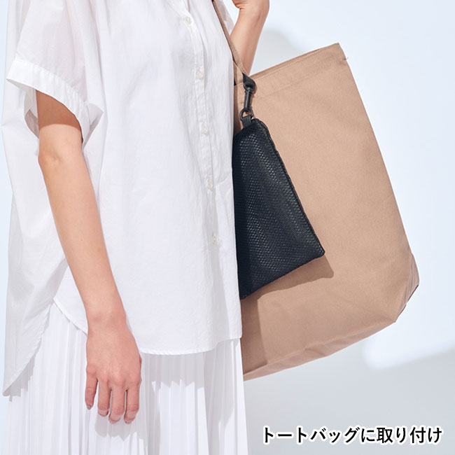 簡単取付 リュックにも使えるマルチ保冷ポーチ（保冷剤付き）（SNS-0601058）トートバッグに取り付け