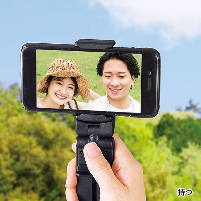 挟んで使えるマルチスマホスタンド（SNS-0601176）持つ