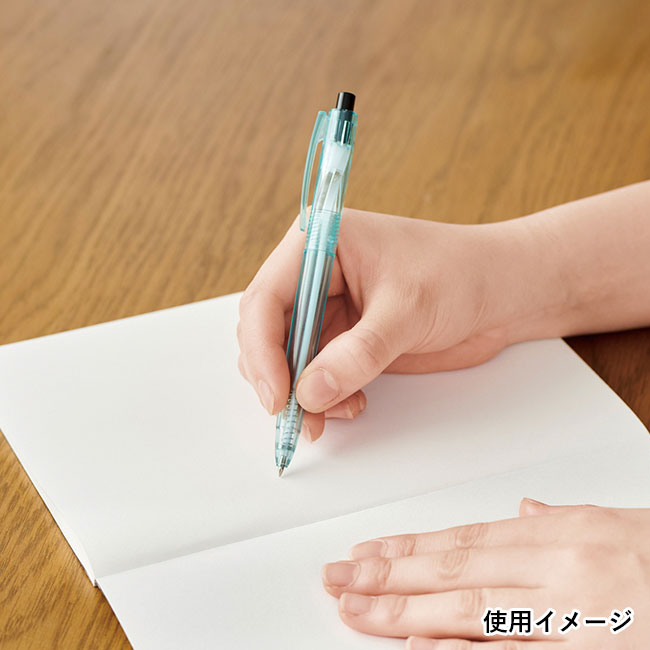 海洋プラスチックリサイクルボールペン（SNS-0601246）使用イメージ