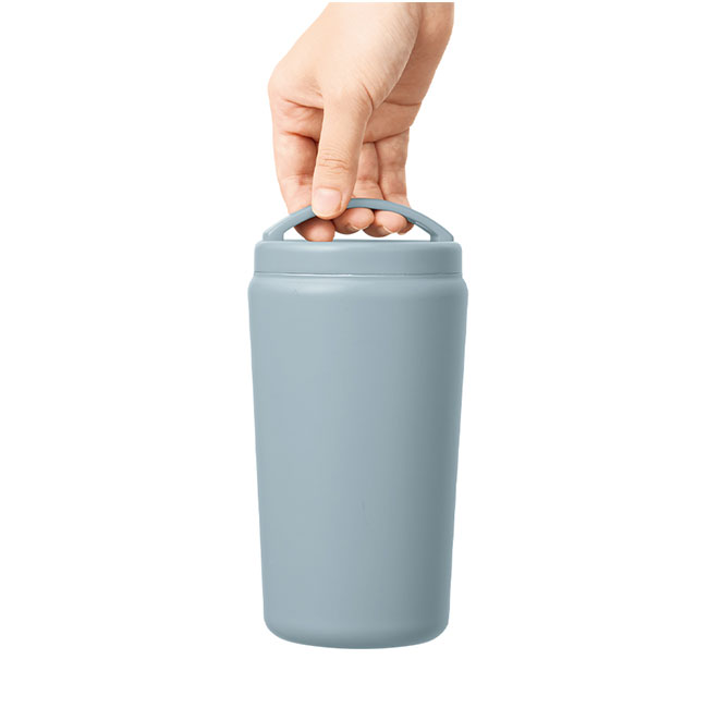 Ｈａｎｄｉｔシンプルサーモタンブラー５２０ｍｌ（SNS-0300656）ハンドル付で持ち運ぶイメージ