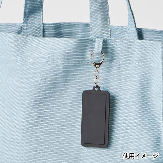 ラバーキーホルダー（スクエア型）（SNS-0300694）使用イメージ（バッグに装着）