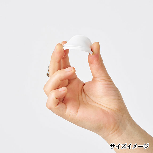 ラバーキーホルダー（ラウンド型）（SNS-0300695）サイズイメージ（手持ち）