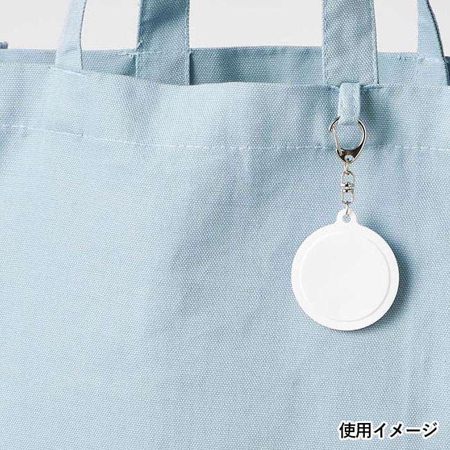 ラバーキーホルダー（ラウンド型）（SNS-0300695）使用イメージ（バッグに装着）