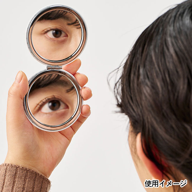 全面印刷できる合皮コンパクトミラー　ラウンド（両面対応）（SNS-0300696）使用イメージ