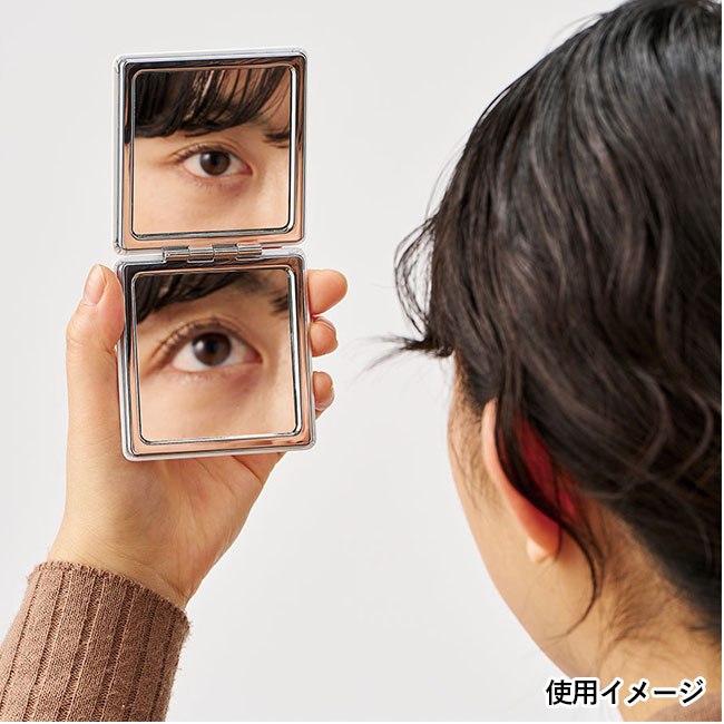 全面印刷できる合皮コンパクトミラー　スクエア（両面対応）（SNS-0300697）使用イメージ