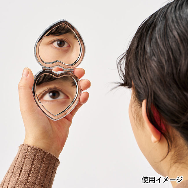 全面印刷できる合皮コンパクトミラー　ハート　ホワイト（SNS-0300698）使用イメージ