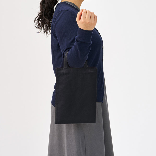 ライトキャンバスフラットバッグ（S）（SNS-0300726）使用イメージ（腕に通す）
