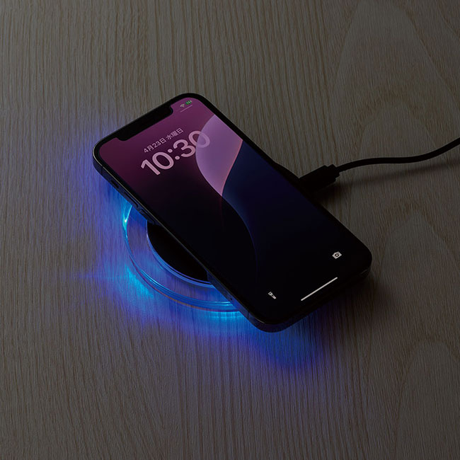 クリアワイヤレス充電器　ラウンド　10W　（SNS-0300785）使用イメージ（暗い場所）