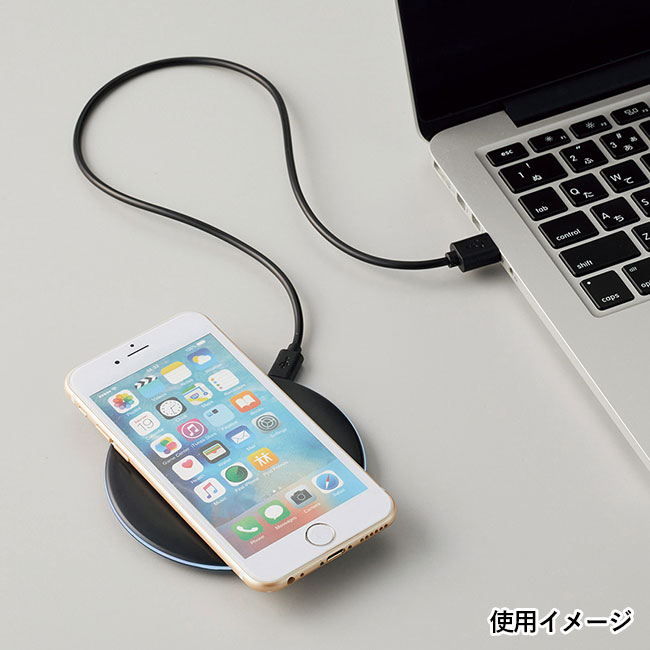 全面印刷できるワイヤレス充電器　ラウンド　10W（SNS-0300786）使用イメージ（本体ブラック）