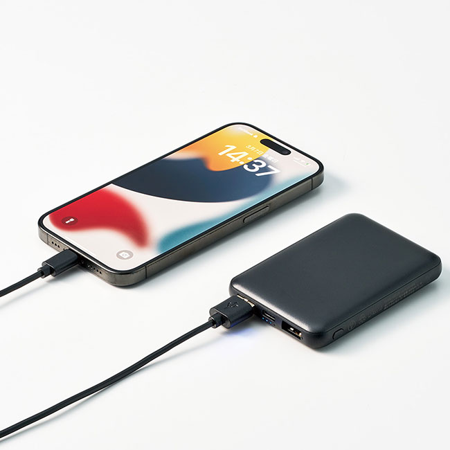 スマートモバイルチャージャー5000（SNS-0300789）使用イメージ（本体ブラック）