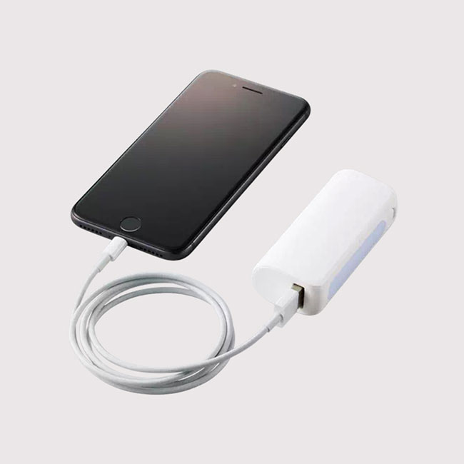 LEDライト付モバイルチャージャー2200 Type-C対応（SNS-0300791）使用イメージ（充電）