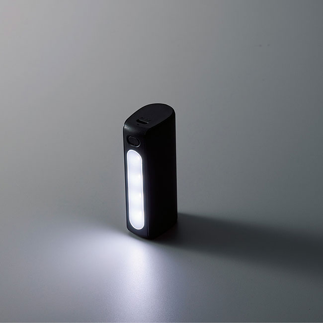 LEDライト付モバイルチャージャー2200 Type-C対応（SNS-0300791）使用イメージ（ライト）