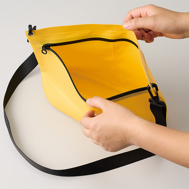 ターポリンショルダーバッグ（SNS-0300912）トートバッグ中身