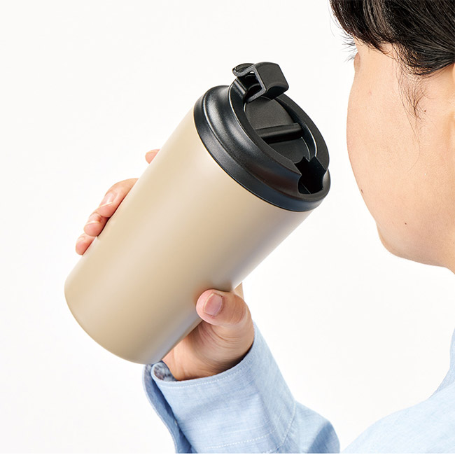 リッド付ステンレスサーモタンブラー４５０ｍｌ（SNS-0300923）使用イメージ