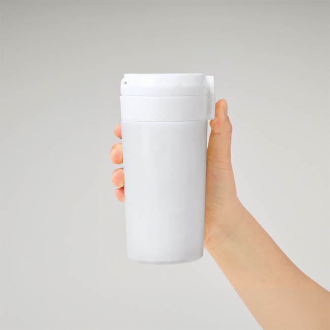 ワンタッチステンレスサーモタンブラー360ml(SNS-0300968) 白いタンブラーを手に持つ様子