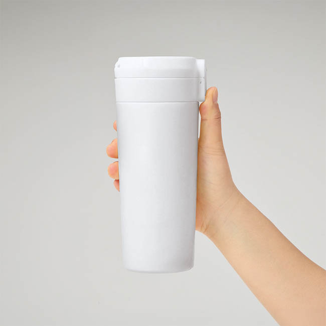 ワンタッチステンレスサーモタンブラー460ml(SNS-0300969) 白いタンブラーを片手で持つ様子