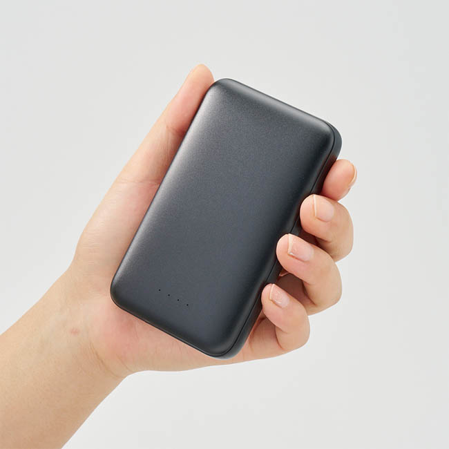 モバイルチャージャー5000(リン酸鉄使用)(SNS-0300971) 黒色モバイルバッテリーを手に持つ様子