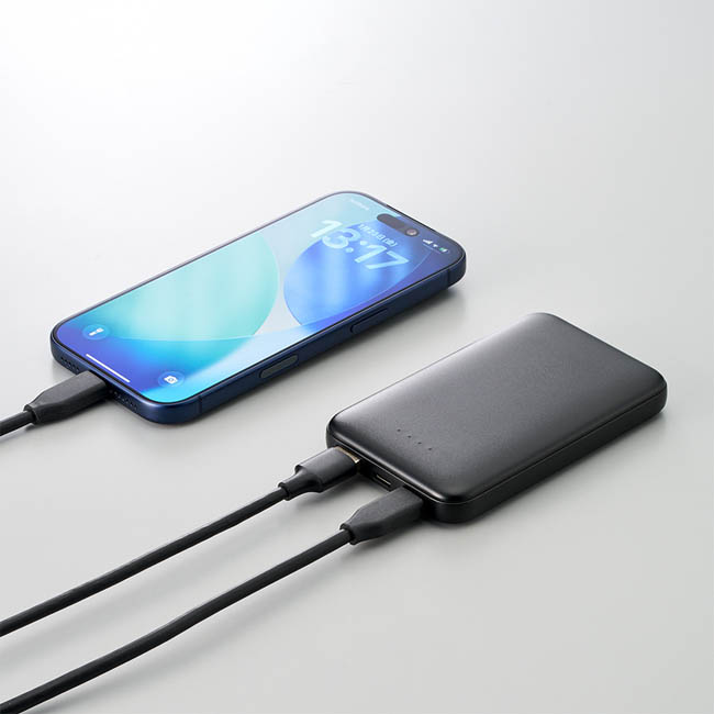 モバイルチャージャー5000(リン酸鉄使用)(SNS-0300971) スマホを充電しながら使用する様子