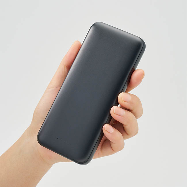 モバイルチャージャー10000(リン酸鉄使用)(SNS-0300972) 黒いモバイルバッテリーを手に持つ様子