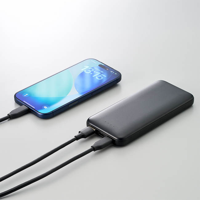 モバイルチャージャー10000(リン酸鉄使用)(SNS-0300972) スマホを充電中のモバイルバッテリー