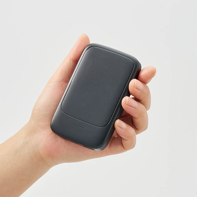 モバイルチャージャー5000(準固体使用)(SNS-0300973) グレーのモバイルバッテリーを手に持つ様子