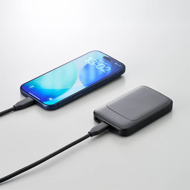 モバイルチャージャー5000(準固体使用)(SNS-0300973) 2台同時に充電できる様子