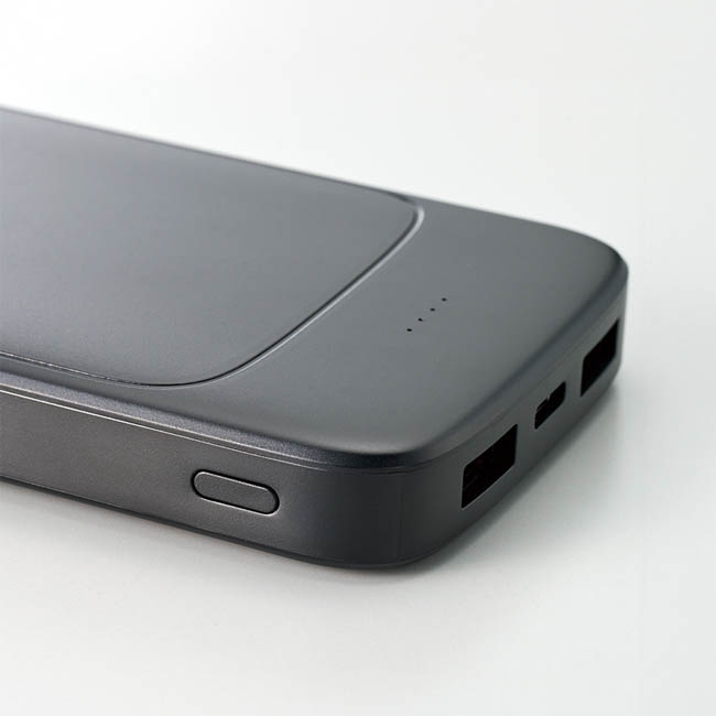 モバイルチャージャー5000(準固体使用)(SNS-0300973) ボタンとポート部分のクローズアップ