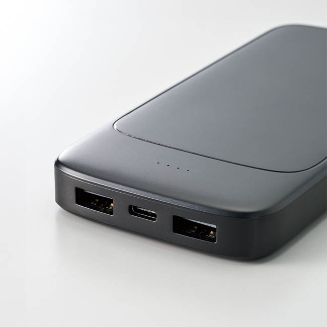 モバイルチャージャー5000(準固体使用)(SNS-0300973) USB端子とLEDランプ部分の拡大
