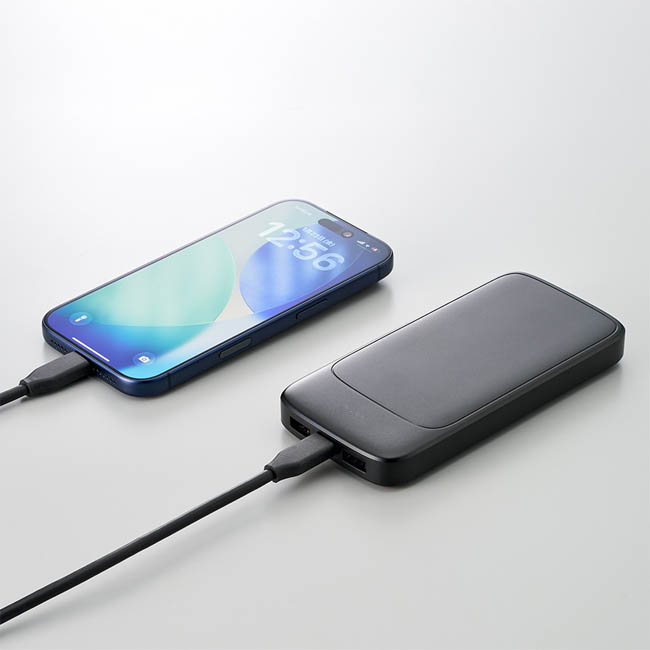 モバイルチャージャー10000(準固体使用)(SNS-0300974) スマホをコードで充電する様子