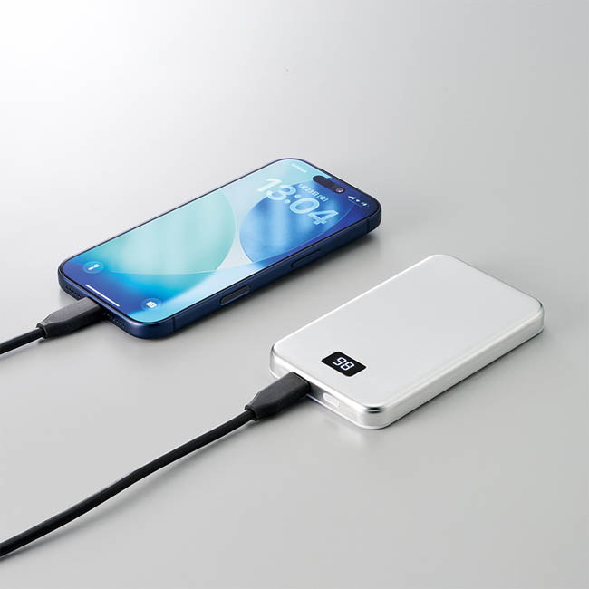 マグネット対応モバイルチャージャー5000(準固体使用)(SNS-0300975) 残量表示98%で充電する様子