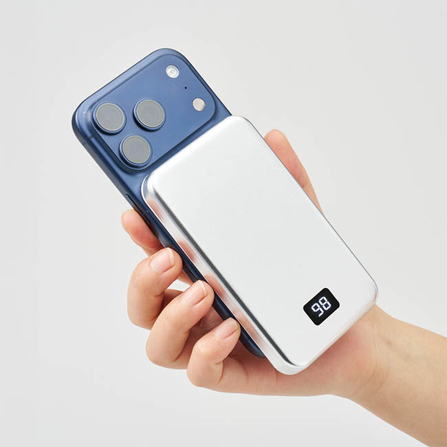 マグネット対応モバイルチャージャー5000(準固体使用)(SNS-0300975) スマホ背面に着けて持つ様子
