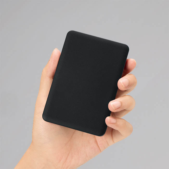 全面印刷できるモバイルチャージャー5000(リン酸鉄使用)(SNS-0300976) 黒い本体を軽くつまむように持つ様子