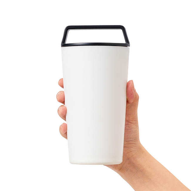 ハンドルサーモステンレスタンブラー460ml(SNS-0300977) 持ち手付きタンブラーを手に持つ様子