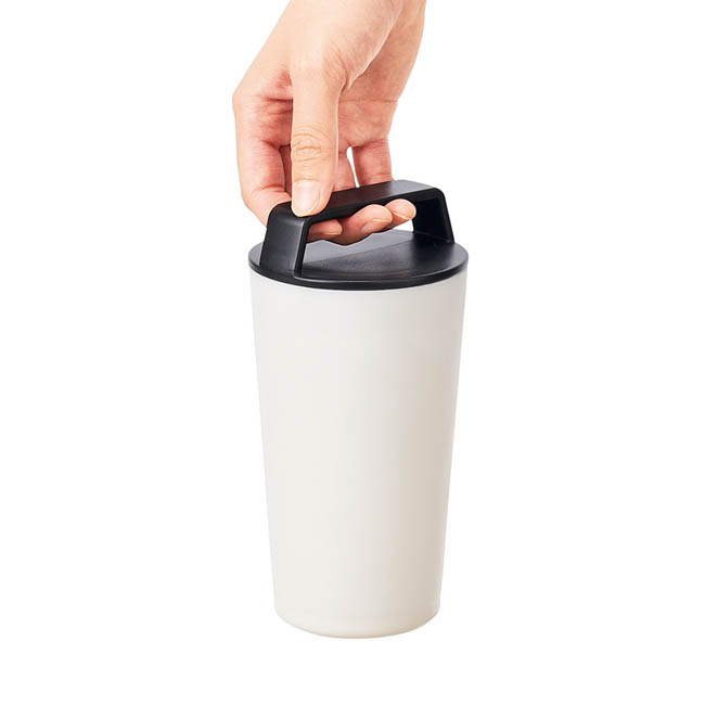 ハンドルサーモステンレスタンブラー460ml(SNS-0300977) 持ち手を指でつかむ様子