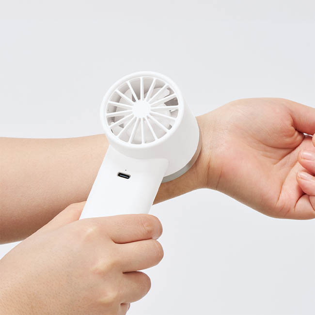冷却プレートUSBハンディファン(リン酸鉄使用)(SNS-0300983) 冷却プレートを手首に当てる様子