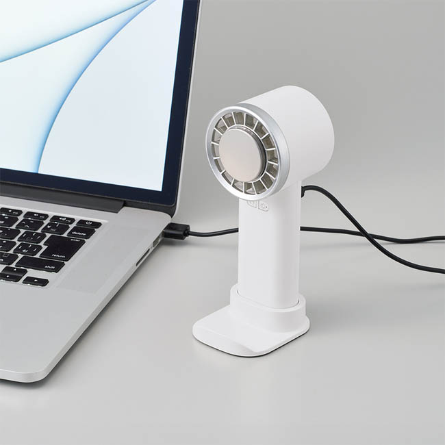 冷却プレートUSBハンディファン(リン酸鉄使用)(SNS-0300983) スタンドに立ててPC横に置いた様子