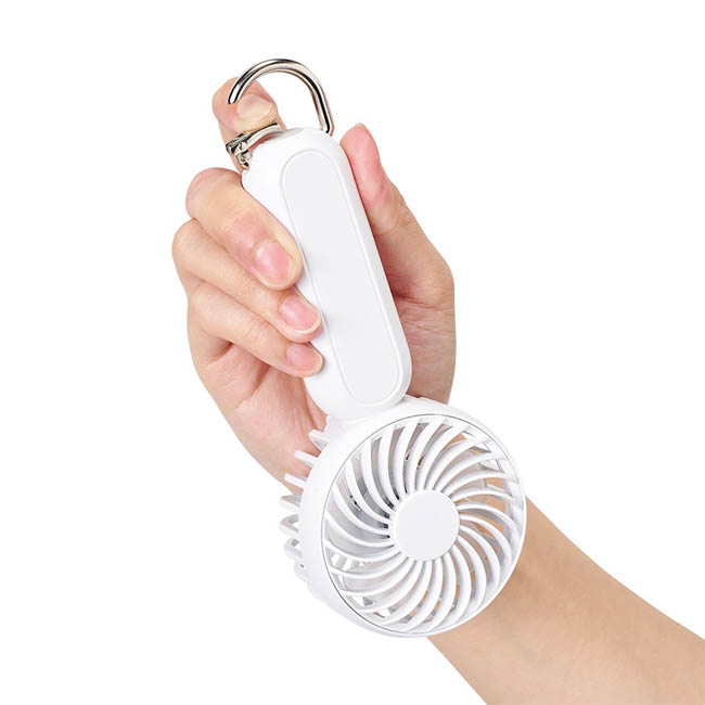 カラビナ付コンパクトハンディファン(準固体使用)(SNS-0300984) カラビナで手首に取り付けた様子