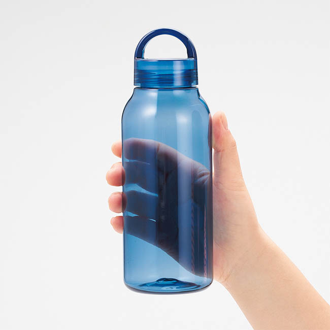 Handitクリアボトル500ml(SNS-0300986) 青いボトルを手で持つ様子
