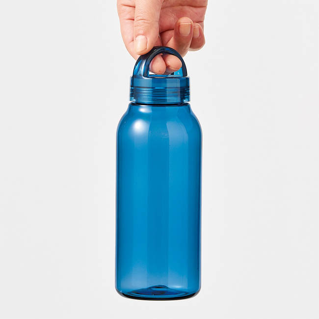 Handitクリアボトル500ml(SNS-0300986) 持ち手の輪を指で持ち上げる様子