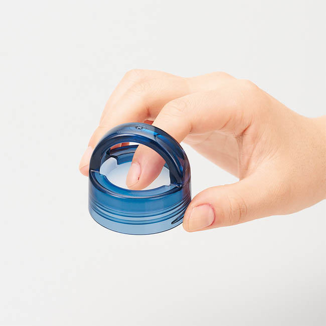 Handitクリアボトル350ml(SNS-0300987) キャップの持ち手に指をかけて持つ様子