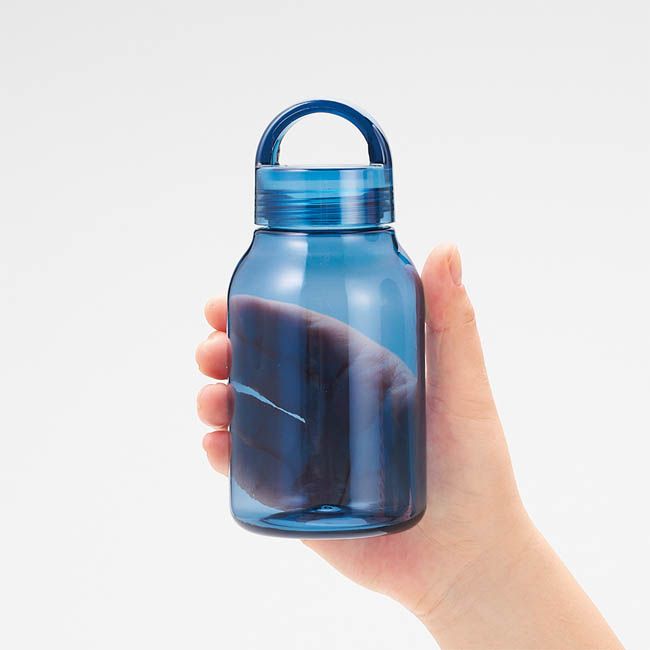 Handitクリアボトル350ml(SNS-0300987) 大理石調カラーのボトル本体を持つ手元